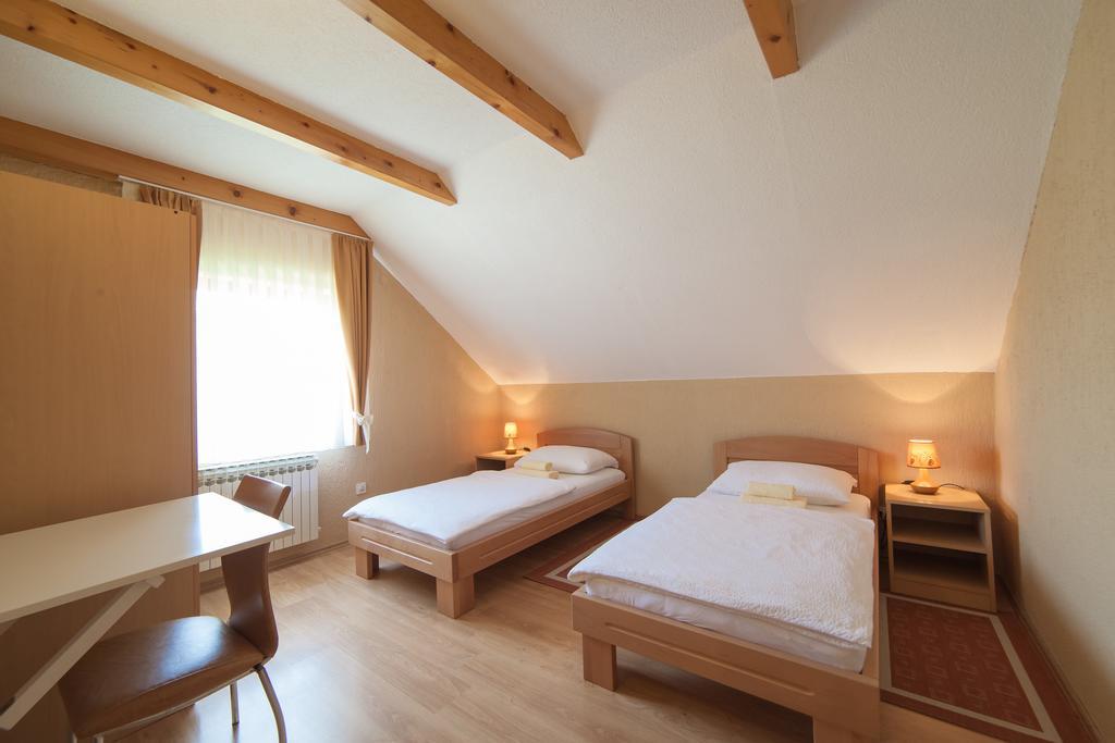 Apartmant & Room Bruna Dreznik Grad Exterior photo