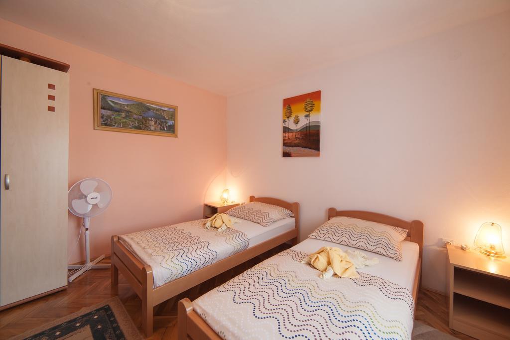 Apartmant & Room Bruna Dreznik Grad Exterior photo